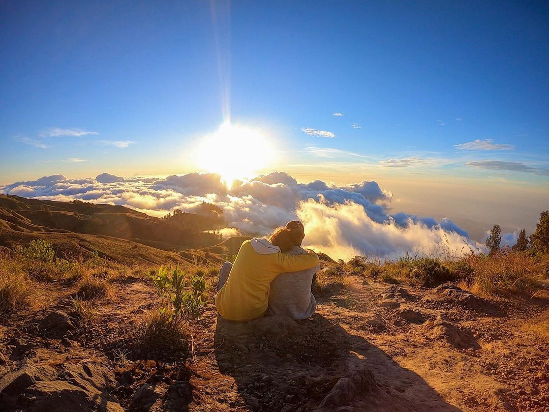 hiking rinjani mountain