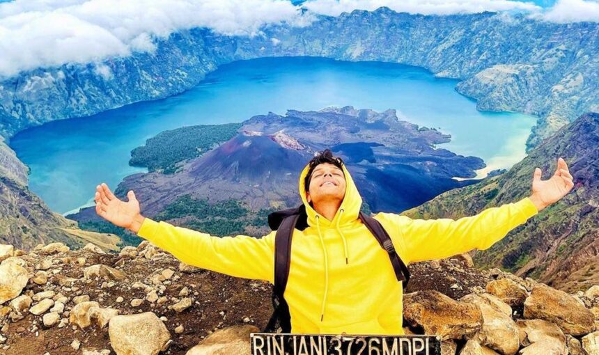 Conquer Mount Rinjani Summit 3726 Meter Above Sea Level